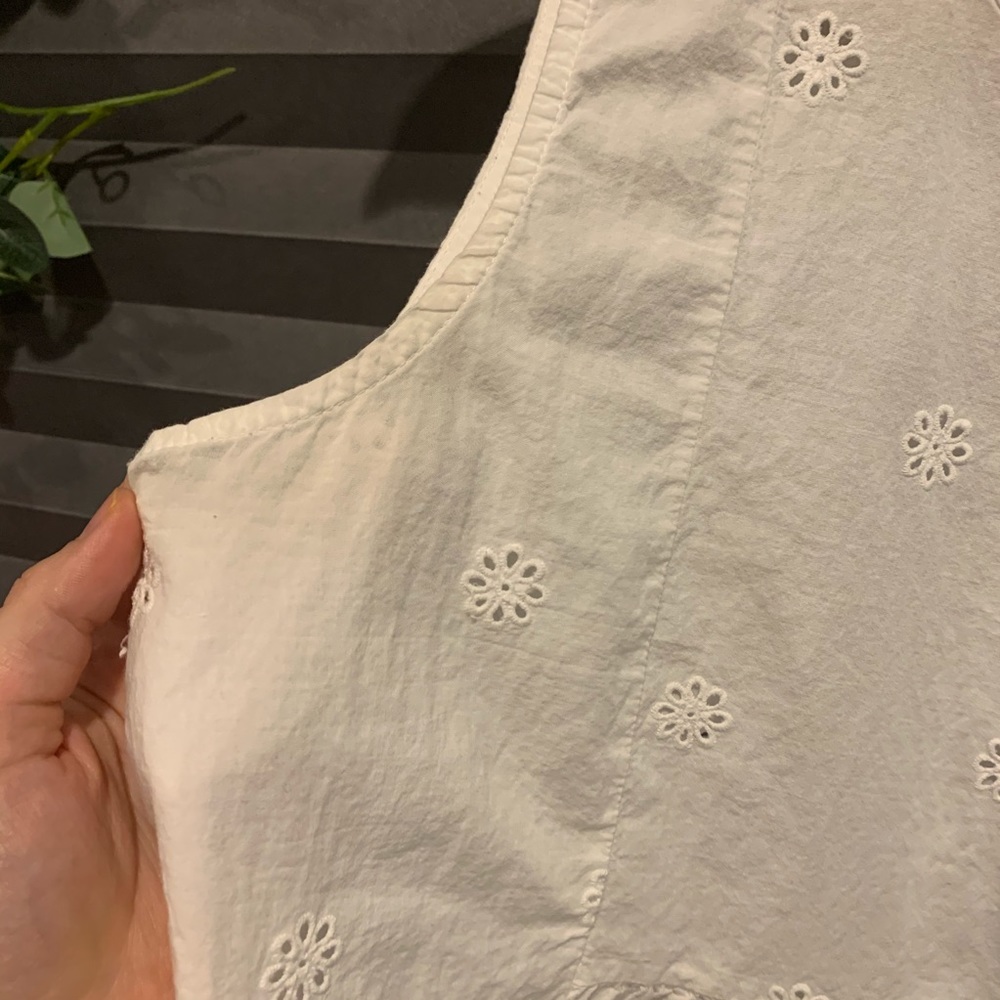 White eyelet embroidered sleeveless top - Picture 3 of 6